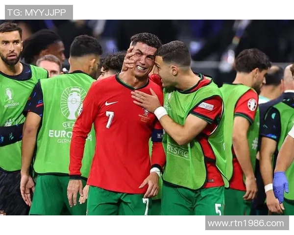 珍贵足球明星合影照记录历史瞬间展现球场风采与友谊的珍贵时刻 珍贵足球明星合影照记录历史瞬间展现球场风采与友谊的珍贵时刻