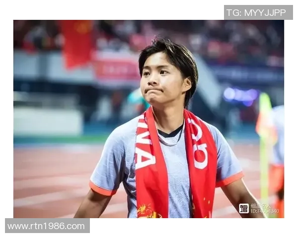 足球明星与母亲共庆辉煌时刻感人瞬间尽显亲情与荣耀