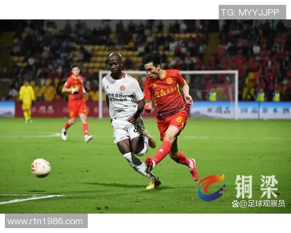 足球明星跪滑照引发热议球迷热情与争议交织的背后故事 足球明星跪滑照引发热议球迷热情与争议交织的背后故事